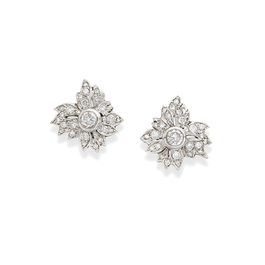PAIRE DE BOUCLES DOREILLES EN OR ET DIAMANTS réalisée avec un motif floral décorée de diamants <