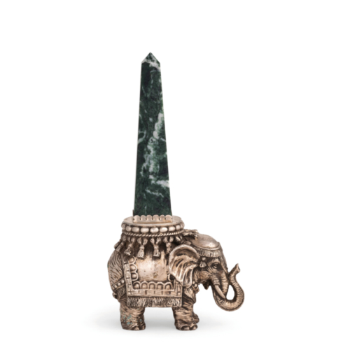 OBELISCO IN MARMO CON MONTATURA IN ARGENTO, XX SECOLO  a figura di elefante; usure<br>Alt. cm 35, lu