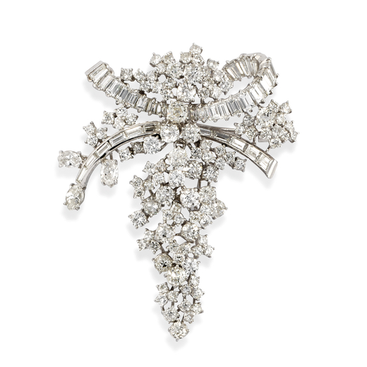 SPILLA IN PLATINO E DIAMANTI, ANNI 60 a forma di fiocco stilizzato impreziosito da diamanti taglio b