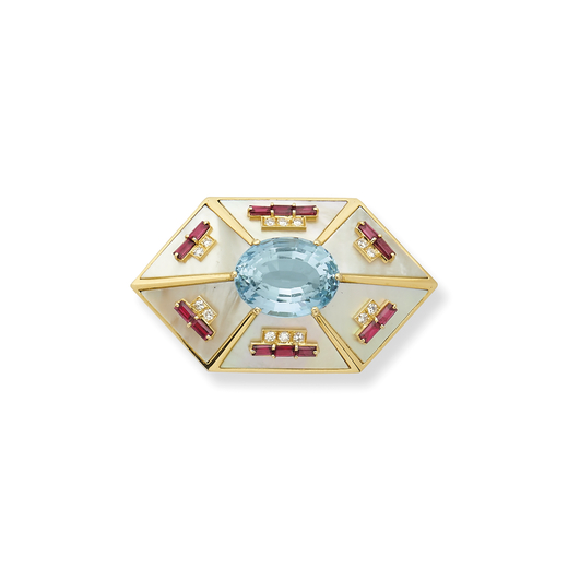 BROCHE AIGUE-MARINE NACRE, RUBIS ET DIAMANTS de forme hexagonale décorée déléments en nacre et d