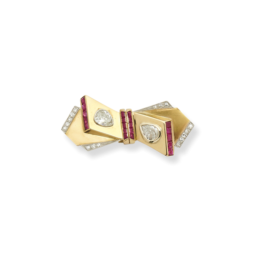 DOUBLE CLIPS/BROCHE EN RUBIS ET DIAMANTS, VERS 1940  stylisée dun noeud orné de diamants de taille