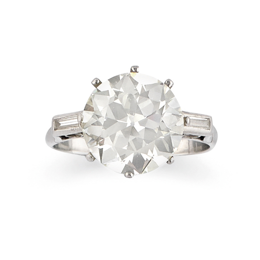 BAGUE DIAMANT centrée dun diamant taille brillant pesant 4,57 cts épaulé de deux petits diamants 