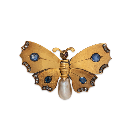 SPILLA IN ORO, PERLA, ZAFFIRI E DIAMANTI, SECOLO XIX modellata come una farfalla, parte del corpo co