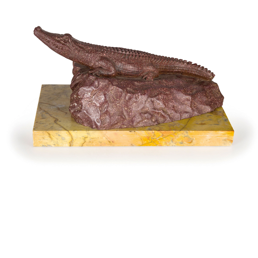 GRUPPO IN PORFIDO, XX SECOLO raffigurante alligatore su roccia, la base in marmo giallo antico; usur