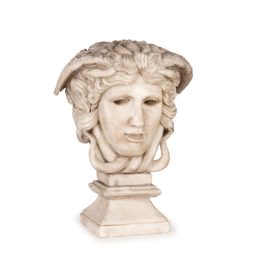 SCULTURA IN MARMO  raffigurante testa di Medusa tratta da repertori classici; usure, graffi, minori 