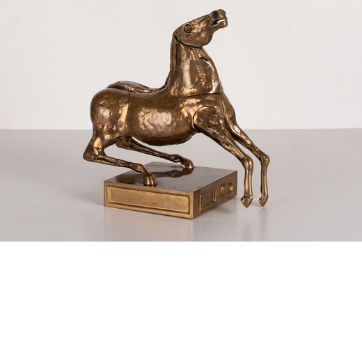 BRUNO CASSINARI Piacenza 1912-Milano 1992<br>Cavallo<br>Bronzo dorato, cm 35 x 31,5 x 17,5<br>Firmat