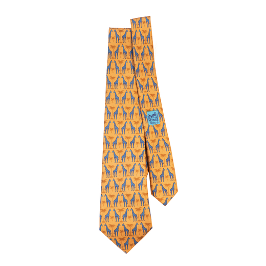 HERMÈS PARIS Cravate en twill 100% soie jaune imprimée à décor de girafes bleues et palmiers, av