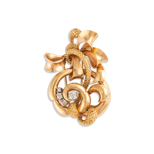 BROCHE EN OR ET DIAMANTS, ANNÉES 1940 stylisée dun noeud en or brillant et pointillé decoré de d
