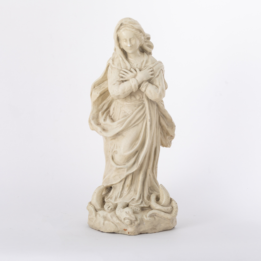 FIGURA IN TERRACOTTA DIPINTA, XIX SECOLO rappresentante la Vergine che scaccia il serpente; usure, d