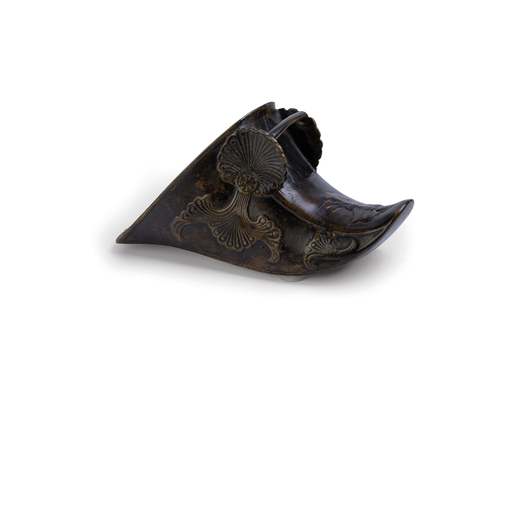 ELEMENTO DECORATIVO IN BRONZO DORATO, XVIII-XIX SECOLO in forma di pantofola con decori stilizzati a