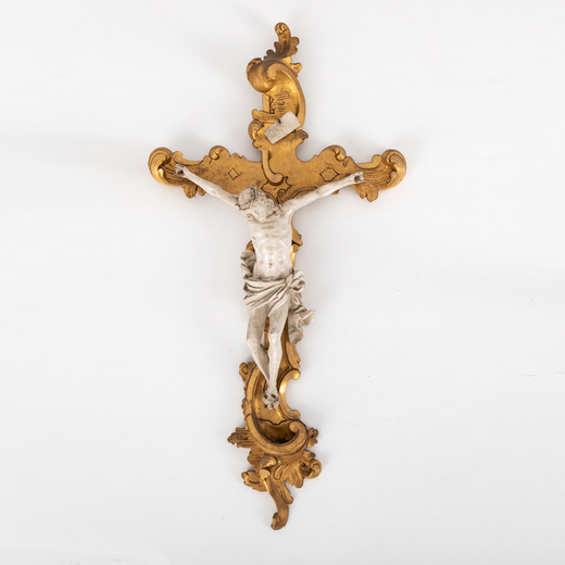 FIGURA IN PORCELLANA BIANCA, XIX SECOLO  raffigurante Cristo crocefisso su croce in legno intagliato