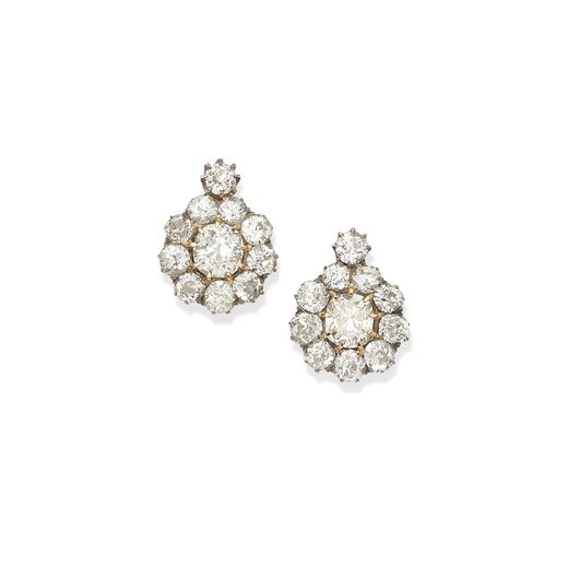 PAIRE DE BOUCLES DOREILLES EN DIAMANTS, XXe SIÈCLE a motif floral ornées de diamants taillés à l
