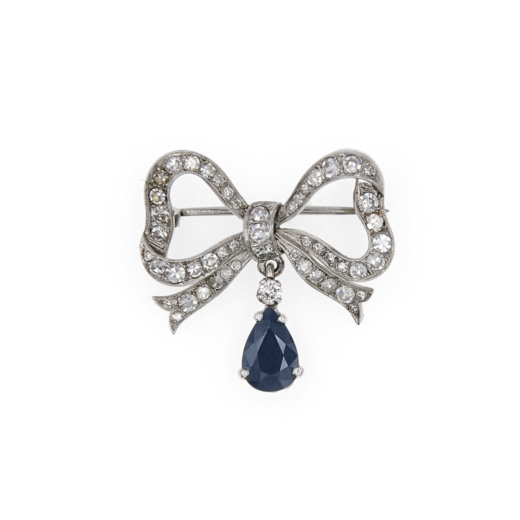 SPILLA CON ZAFFIRO E DIAMANTI, 1950 CIRCA a forma di fiocco con diamanti taglio huit-huit, da cui sc