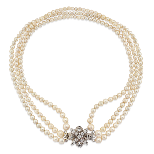 COLLIER EN OR, PERLES DE CULTURE ET DIAMANTS composé de trois rangs de perles disposées en gradati