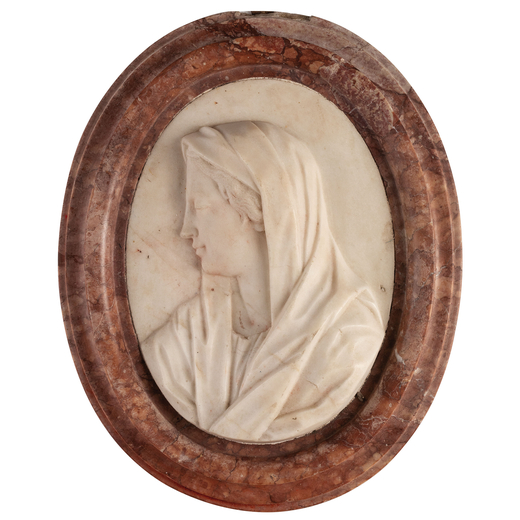 RILIEVO IN MARMO BIANCO, XIX SECOLO raffigurante Madonna di profilo entro cornice in marmo rosso; us