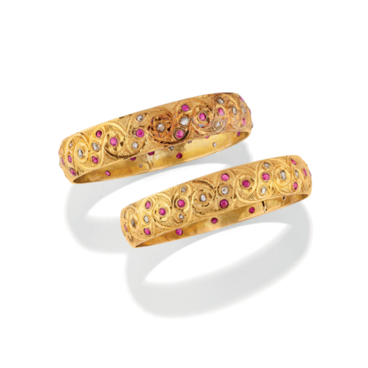 PAIRE DE BRACELETS EN RUBIS ET DIAMANTS bracelets rigides décorés de rubis de taille circulaire et