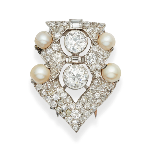 CLIP EN PLATINE, PERLES FINES ET DIAMANTS stylisé dun bouclier orné de diamants taille ancienne et