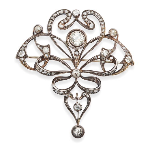 BROCHE EN DIAMANTS stylisée dun motif de feston, ornée de diamants taille ancienne et de roses en 