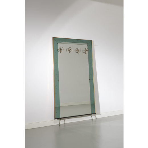 MANIFATTURA ITALIANA Grande specchio con appendi abiti. Cristallo colorato ed inciso, cristallo spec