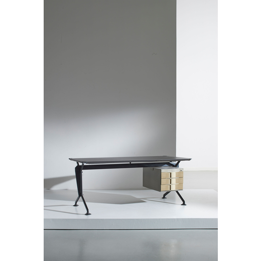 B.B.P.R.  Una scrivania della serie Arco. Allumino pressofuso, metallo verniciato, materiale plastic