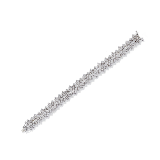 BRACELET EN DIAMANTS à maille souple entièrement décoré de diamants pesant 10,00 cts<br>Poids 42