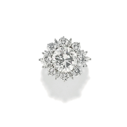 BAGUE EN PLATINE AVEC DIAMANTS ornée dun diamant dans un cadre à motif de fleurs sertis de diamant