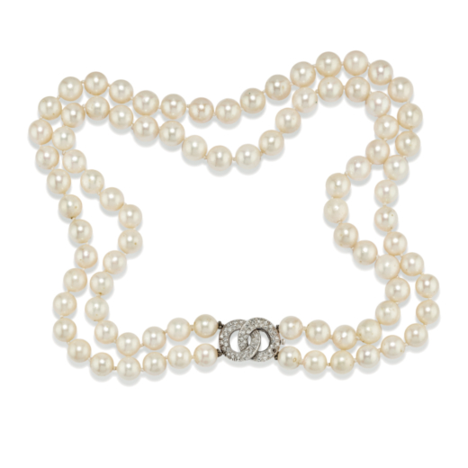 COLLIER EN OR, PERLES DE CULTURE ET DIAMANTS fait avec deux rangées de perles de culture de 9,08mm.