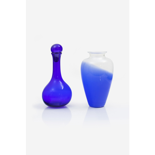 MANIFATTURA ITALIANA Un vaso ed una bottiglia. Vetro colorato, vetro trasparente. Murano anni 60.<br