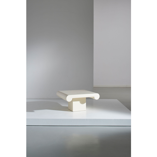 MARZIO CECCHI Tavolino basso della serie Colonna Ionica. Nobilitato di legno laccato. produzione Stu