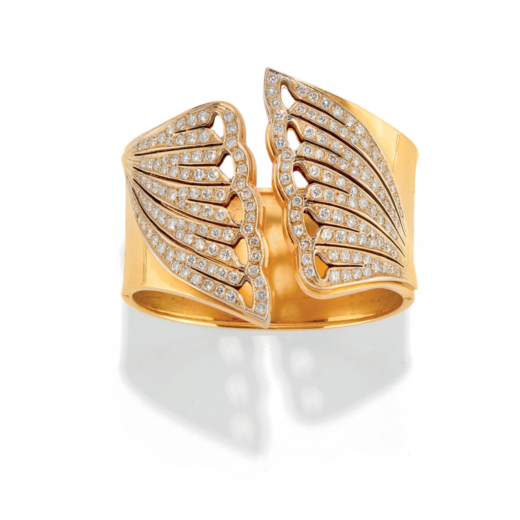 BRACELET EN OR ET DIAMANTS bracelet rigide, décoré aux deux extrémités des ailes ajourées en di