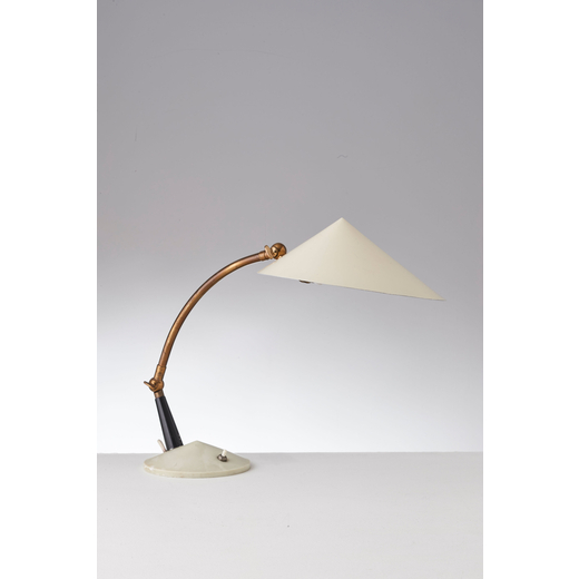 MANIFATTURA ITALIANA Lampada da tavolo. Alluminio verniciato, ottone, Italia anni 50.<br>cm 45x40x27