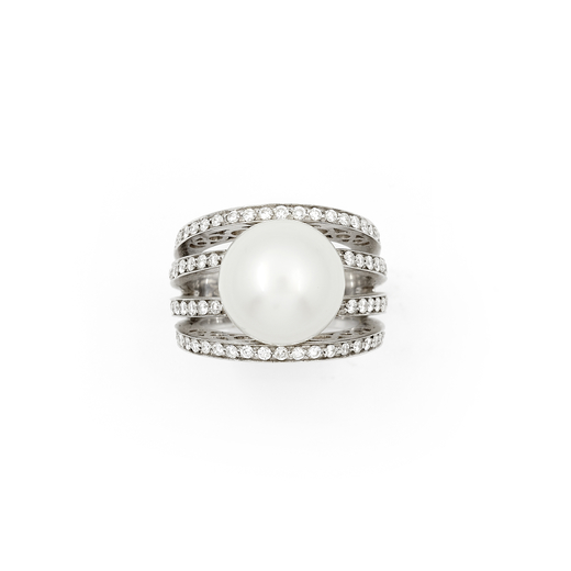 ANELLO IN ORO, PERLA COLTIVATA E DIAMANTI decorata con una perla coltivata del diametro di mm 12,70 
