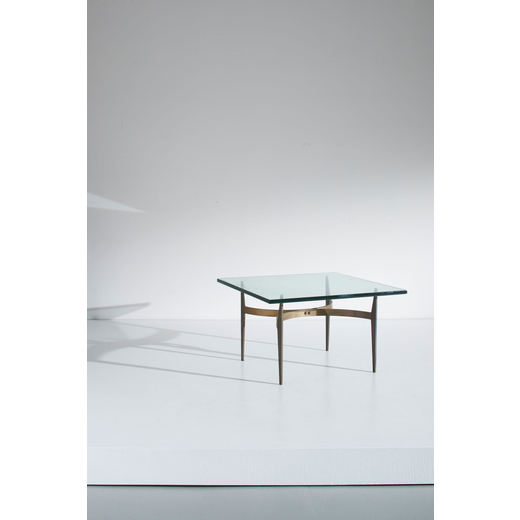FONTANA ARTE (ATTRIB. A) Tavolino. Bronzo, cristallo molato. Italia anni 50.<br>cm 48x80x80