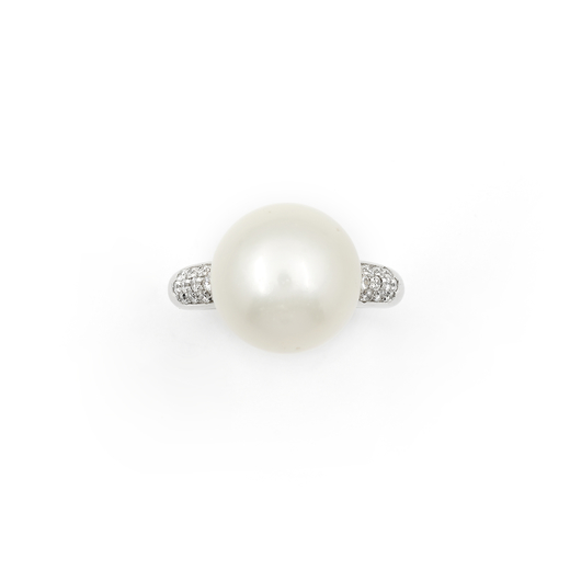 ANELLO IN ORO, PERLA COLTIVATA E DIAMANTI decorato con una perla coltivata del diametro di mm. 15,84
