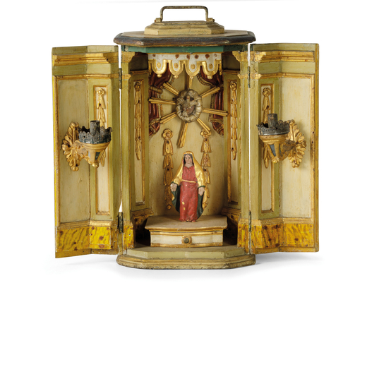 EDICOLA IN LEGNO INTAGLIATO E LACCATO, XIX SECOLO in forma di piccolo altare con la Vergine al centr