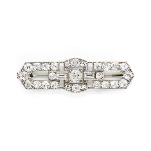 SPILLA CON DIAMANTI, CIRCA 1950 a fibbia decorata con diamanti di taglio vecchio e baguette del peso