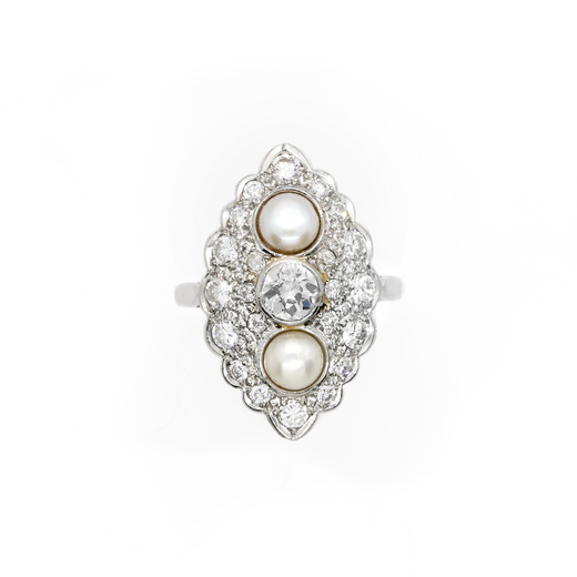 ANELLO CON PERLE COLTIVATE E DIAMANTI  a forma ellittica decorato con perle coltivate e diamanti di 