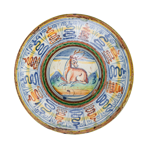 PIATTO IN MAIOLICA POLICROMA, FORNACE ROMAGNOLA, XVI SECOLO raffigurante una cerva, la tesa decorata