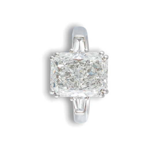 BAGUE EN OR ET DIAMANTS au centre un diamant taille radiant de 6,48 cts, avec certifiat HRD n 160176