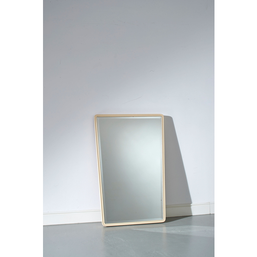 MANIFATTURA ITALIANA Specchio. Legno laccato, vetro specchiato e molato. Italia anni 60. <br>cm 105x