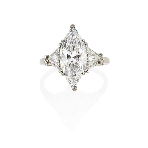 BAGUE DIAMANTS centrée dun diamant taille marquise de 4,57 cts flanqué de diamants taille triangul
