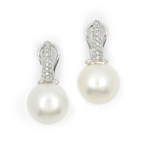 PAIO DI ORECCHINI CON PERLE COLTIVATE E DIAMANTI decorati con perle coltivate del diametro di mm. 12