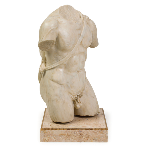 SCULTURA IN MARMO, XIX SECOLO  raffigurante torso virile da modelli classici, poggia su base squadra