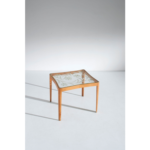 MANIFATTURA ITALIANA Tavolino. Legno di acero, cristallo molato ed inciso. Italia anni 50.<br>cm 50x