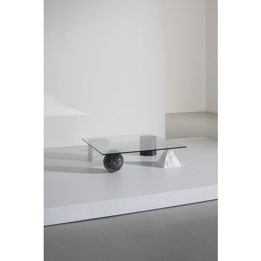 MASSIMO VIGNELLI & LELLA VIGNELLI Tavolino mod. Metafora. Marmo, cristallo molato. Produzione Casigl