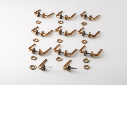 OLIVARI Nove coppie di maniglie e due singole. Ottone. Produzione Olivari anni 50.<br>cm 4,5x12x6