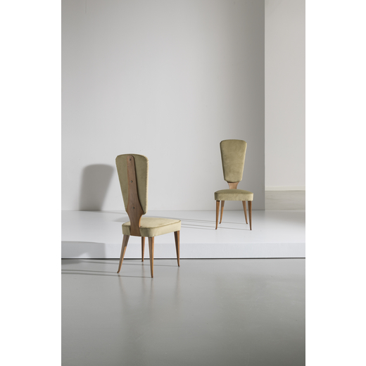  CESARE LACCA Due sedie. Legno di noce. tessuto Italia anni 50. <br>cm 103x45x55