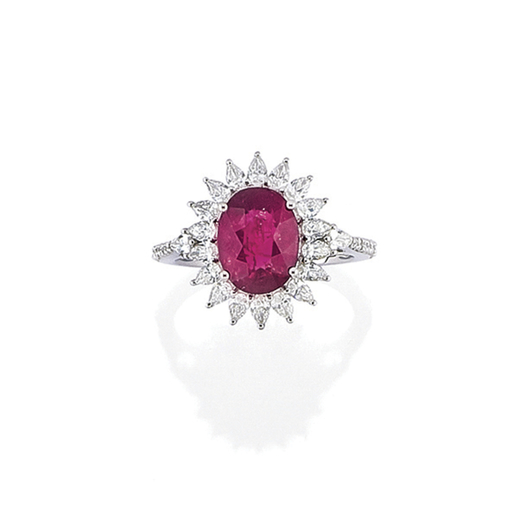 BAGUE EN OR, RUBIS ET DIAMANTS centrée dun rubis ovale pesant 3,34 cts entouré de diamants taille 