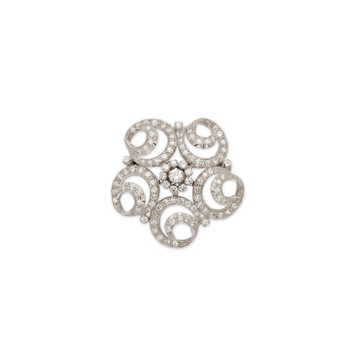 SPILLA IN ORO E DIAMANTI, CIRCA 1970 realizzata con un motivo floreale decorato con diamanti taglio 