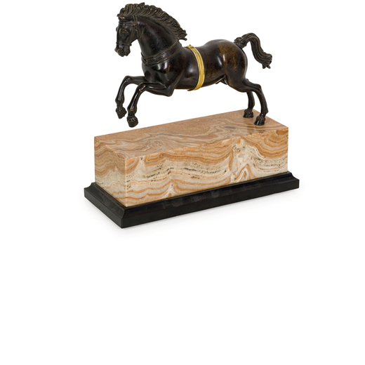 SCULTURA IN BRONZO PATINATO, XIX SECOLO raffigurante cavallo recante cinta dorata su base in alabast